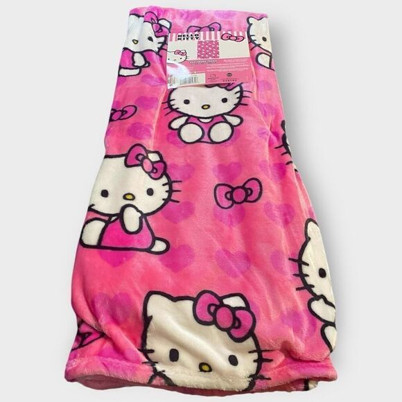 Hello Kitty “Poses and Hearts”' 50x70" Pink Silk Touch Plush Throw Blanket (a) - Picture 4 of 8
